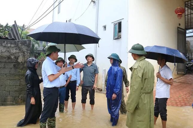 Miền Bắc nắng 34 độ, mưa dông ở Trung Bộ kéo dài hết ngày mai